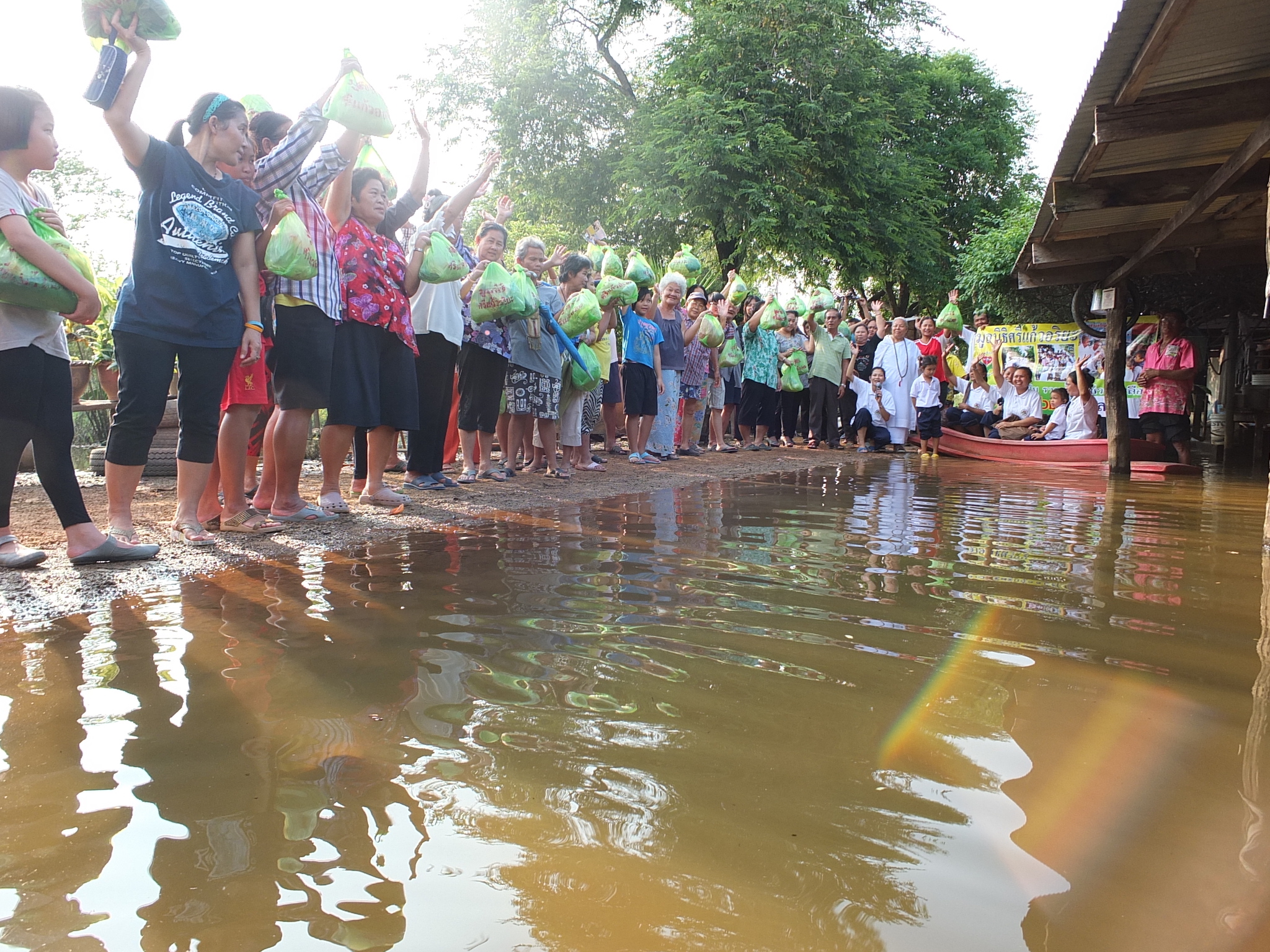 โครงการช่วยผู้ประสบภัยน้ำท่วมจังหวัดชลบุรี วันที่ 28 ตุลาคม 2556 ณ  พื้นที่เขตตำบลโคกเพลาะ  อำเภอพนัสนิคม จังหวัดชลบุรี